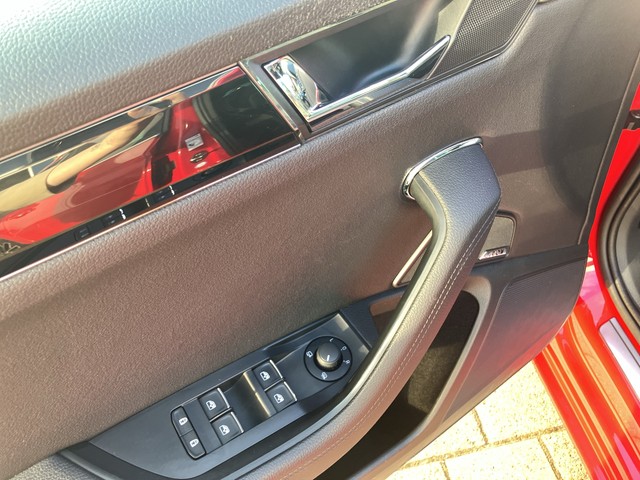 Skoda - Superb Combi 1.4 TSI iV DSG L&K AHK+KAMERA+PANO_4