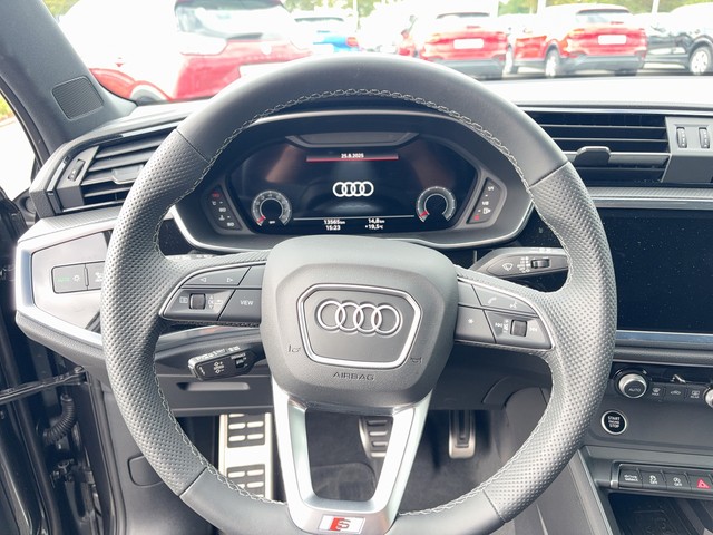 Audi - Q3 Sportback 40 TFSI S-tronic quattro S-Line AHK_12