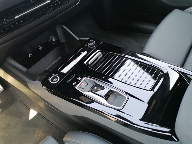 Audi - Q6 e-tron 285 kW quattro edition one blue Pano_6