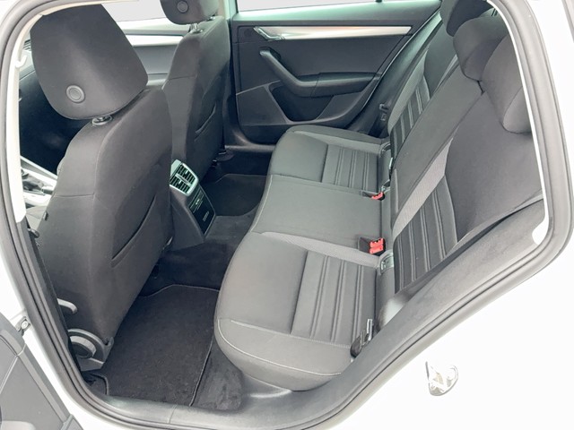 Skoda - Octavia Combi 2.0 TDI DSG Tour ACC+AHK+NAVI+LED_3