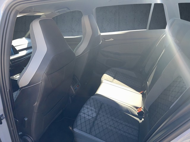 VW - Golf Variant 2,0 l TDI DSG R-Line Black Matrix_3 VW - Golf Variant 2,0 l TDI DSG R-Line Black Matrix_3